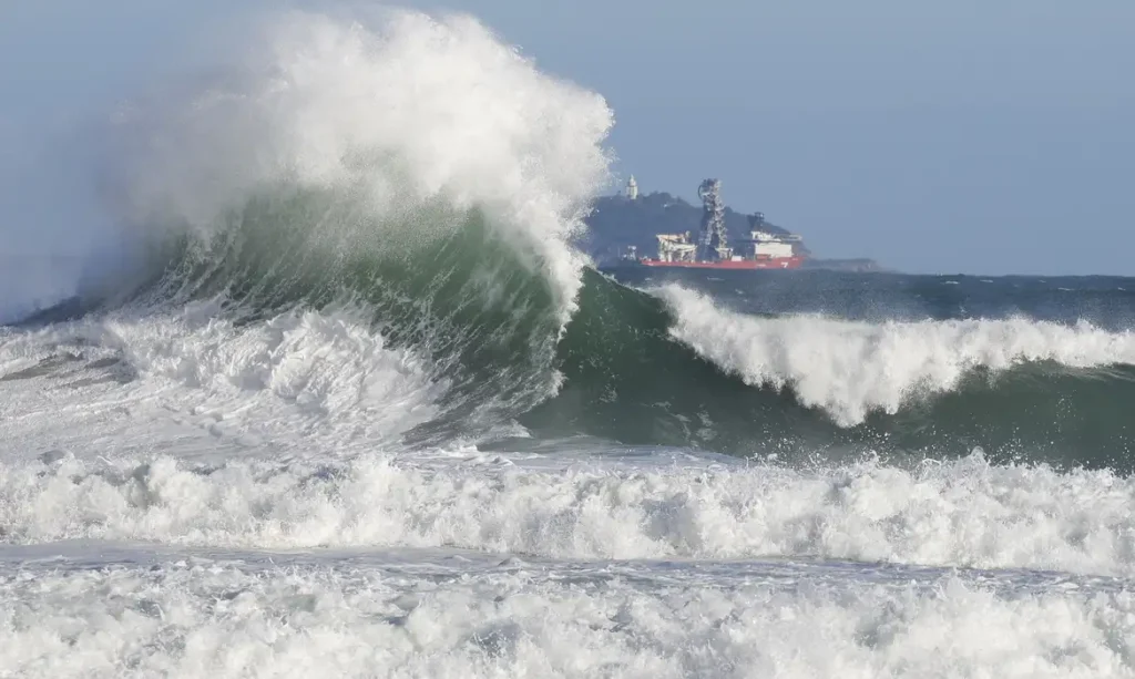Rio de Janeiro (RJ), 22/12/2025 - Retrospectiva 2025 - Foto feita em 30/07/2025 – Ressaca no mar traz ondas grandes à praia do Leme, provocadas pela passagem de um ciclone extratropical. Foto: Fernando Frazão/Agência Brasil