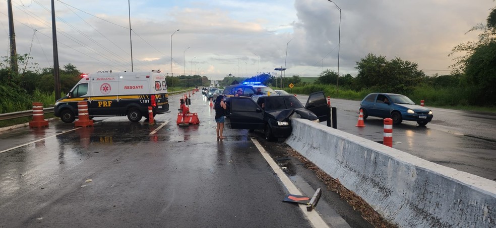 Acidente aconteceu na BR-101, após o caso colidir no canteiro central da rodovia — Foto: PRF-PB/Divulgação