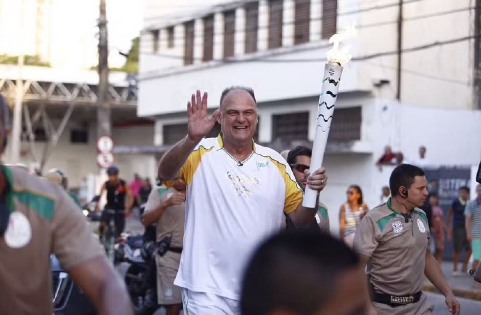 Oscar Schmidt durante revezamento da tocha olímpica em Natal, em 2016 — Foto: Alexandre Lago
