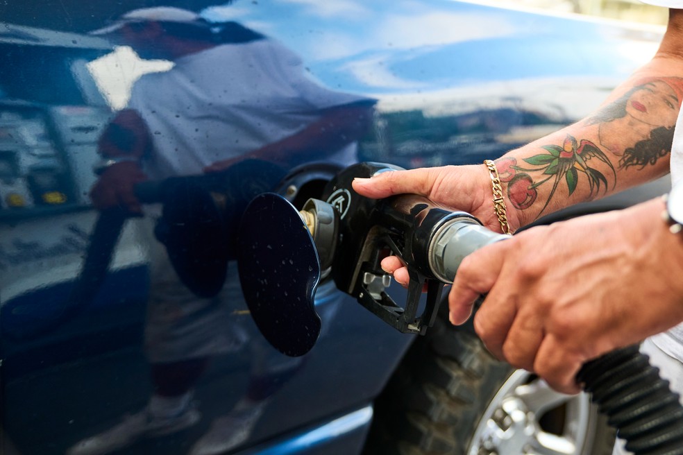 Menor preço da gasolina reduz em 94 postos em uma semana e chega a R$ 6,14 em João Pessoa, diz Procon-JP — Foto: Damian Dovarganes/AP Photo