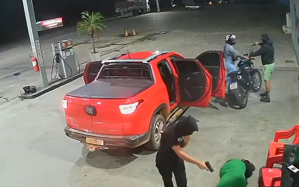 Criminosos apontam armas para funcionário e cliente de posto em Angicos — Foto: Reprodução