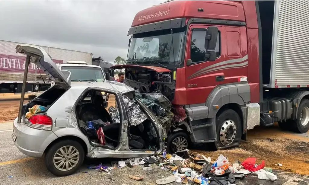 Minas Gerais - 21/04/2026 - Seis pessoas de uma mesma família morrem em batida na BR- 251. Foto: PRF/MG