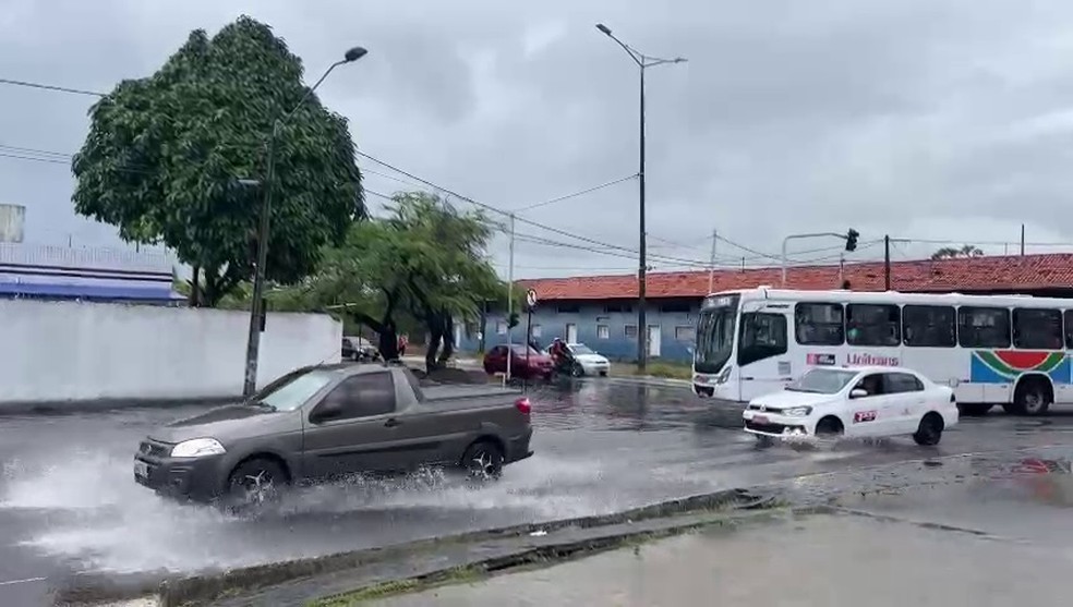 Trecho no início do Acesso Oeste, no Varadouro, apresentou ponto de alagamento por causa das chuvas no início da manhã desta quarta-feira (22), em João Pessoa — Foto: Zuíla David/TV Cabo Branco