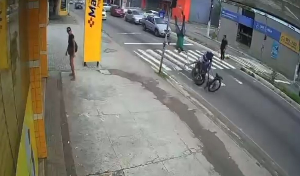 Ciclista gira no ar após ser atingido por moto em Natal — Foto: Reprodução