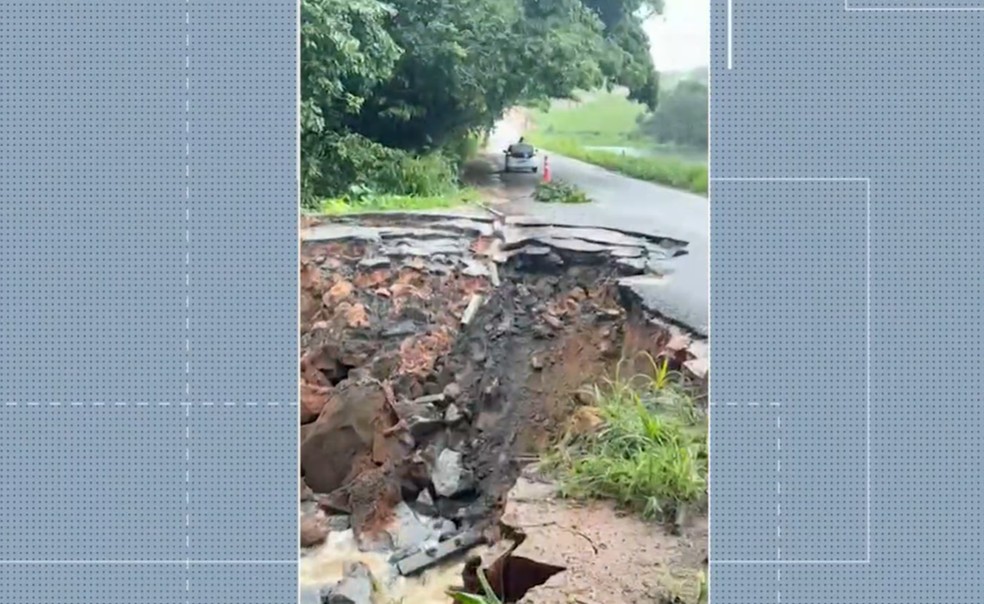 Cratera se abre após fortes chuvas e rodovia PB-032 é interditada parcialmente, na Paraíba — Foto: TV Cabo Branco