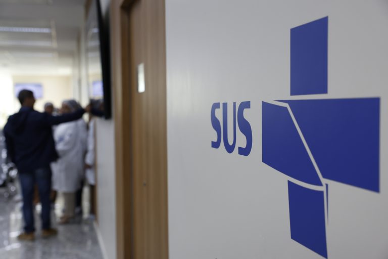 Parede com Símbolo do Sistema Único de Saúda (SUS)