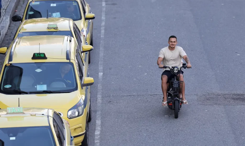 Rio de Janeiro (RJ), 06/04/2026 – Novas regras para a circulação de ciclomotores, bicicletas elétricas e patinetes nas vias da cidade. Foto: Fernando Frazão/Agência Brasil