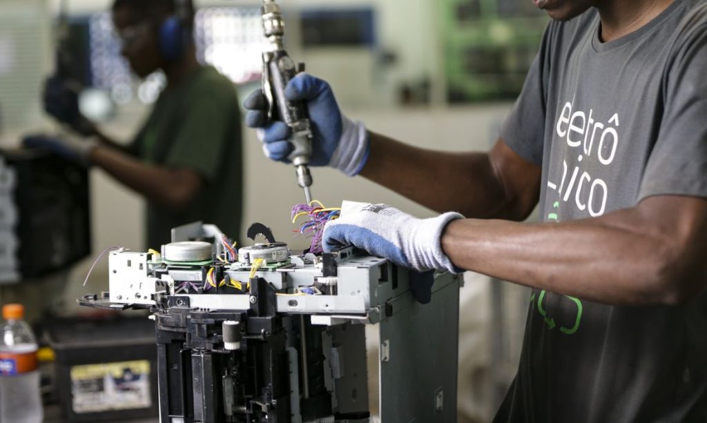 Brasília (DF), 21/12/2023 -  Computadores e eletrônicos são recondicionados para reciclagem e doações na Central de Recondicionamento de Computadores (CRC), no Gama, região administrativa do Distrito Federal. Foto: Marcelo Camargo/Agência Brasil
