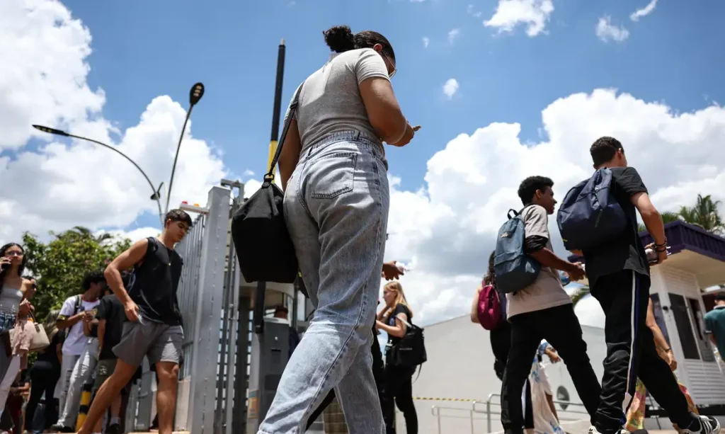 Brasília (DF), 16/11/2025 - Candidatos comparecem a local de prova para realização do segundo dia do Exame Nacional do Ensino Médio (Enem) 2025. Foto: Marcelo Camargo/Agência Brasil
