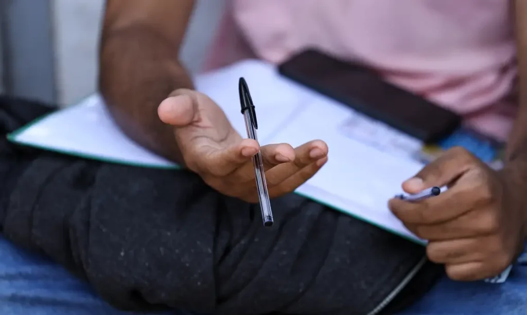 Brasília (DF), 16/11/2025 - Candidatos comparecem a local de prova para realização do segundo dia do Exame Nacional do Ensino Médio (Enem) 2025. Foto: Marcelo Camargo/Agência Brasil