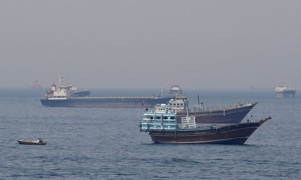 Navios e barcos no Estreito de Ormuz, na costa de Musandam, Omã
20 de abril de 2026
REUTERS/Foto de arquivo