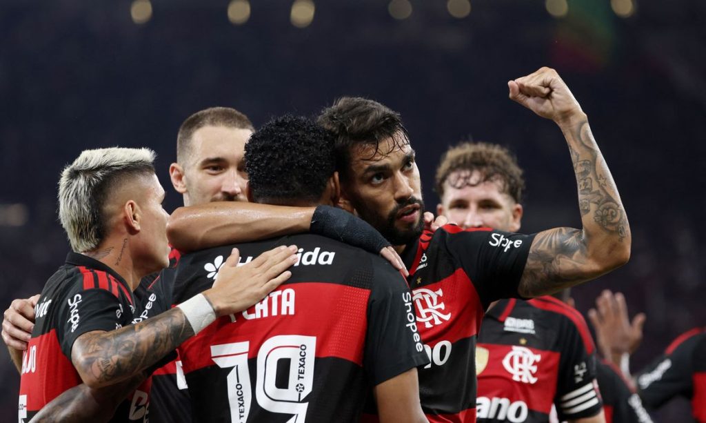Soccer Football - Brasileiro Championship - Flamengo v Santos - Estadio Maracana, Rio de Janeiro, Brazil - April 5, 2026 Flamengo's Lucas Paqueta celebrates scoring their third goal with teammates REUTERS/Sergio Moraes
