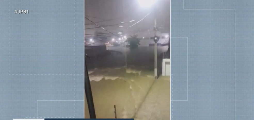 Fortes chuvas causam transtornos em Sousa, no Sertão da Paraíba — Foto: Reprodução/TV Cabo Branco