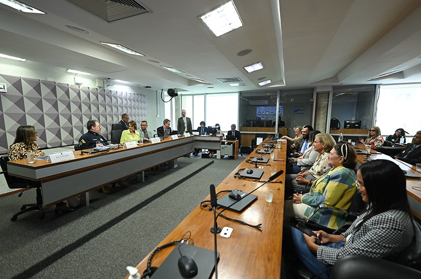 Mesa: 
coordenadora de Gestão e Análise do Departamento de Emprego do Ministério do Trabalho, Jessevanda Galvino;
presidente da Comissão dos Direitos dos Autistas da Polícia Rodoviária Federal (PRF), Fernando Cotta; 
presidente da CDH, senadora Damares Alves (Republicanos-DF), conduz audiência; 
autista, neuropsicopedagogo, neuropsicanalista, especialista no desenvolvimento de pessoas com deficiência intelectual, ex subsecretário municipal de acessibilidade, fundador da Convergência Global, Omar Heart;
representante da empresa Major Tom Tecnologia – empresa organizadora de iniciativas voltadas à promoção da empregabilidade e das relações profissionais saudáveis para jovens e adultos autistas, Thomas Strauss.