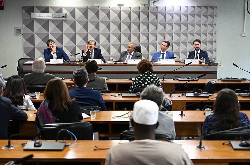 Mesa: 
oficial de Relações Governamentais do Alto Comissariado das Nações Unidas para Refugiados (Acnur), Pablo Mattos;
advogado, ex-senador e presidente Honorário da União Planetária e quem sugeriu a Frente Parlamentar da Paz, Ulisses Riedel, em pronunciamento;
presidente eventuual da CDH, senador Paulo Paim (PT-RS), conduz audiência;
consultor legislativo do Senado Federal Amael Notini Moreira Bahia;
chefe da Divisão de Paz e Segurança Internacionais do Ministério das Relações Exteriores (MRE), Leonardo Abrantes de Sousa.