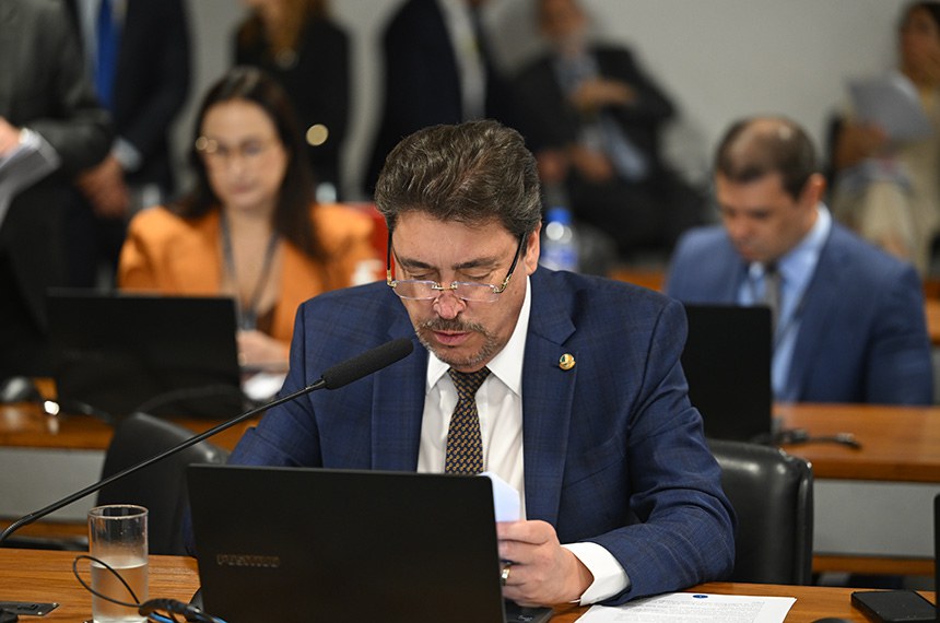 Em pronunciamento, à bancada, relator do  PL 2.944/2022, senador Wilder Morais (PL-GO).