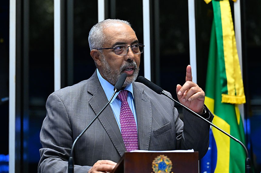 Senador Paulo Paim (PT-RS) em discurso à tribuna.