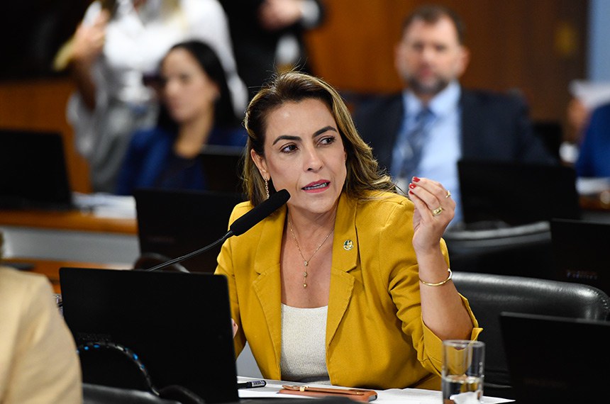 À bancada, em pronunciamento, senadora Soraya Thronicke (Podemos-MS).