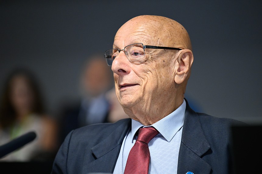 Em destaque, à bancada, senador Esperidião Amin (PP-SC).