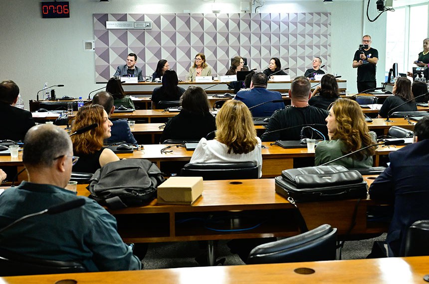 Da bancada, convidados participam da audiência.