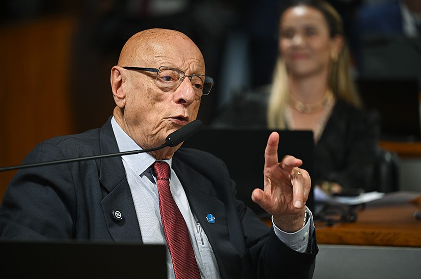 À bancada, em pronunciamento, senador Esperidião Amin (PP-SC).