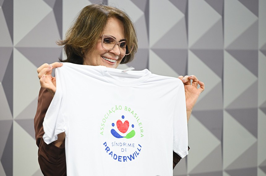 Presidente da CDH, senadora Damares Alves (Republicanos-DF) exibe camisa.