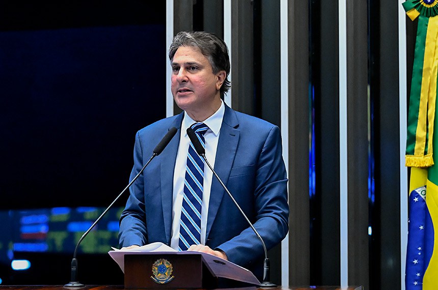 Em discurso, à tribuna, senador Camilo Santana (PT-CE).