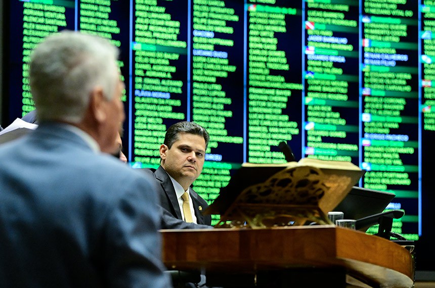 Presidente do Senado Federal, senador Davi Alcolumbre (União-AP) em destaque à mesa.
