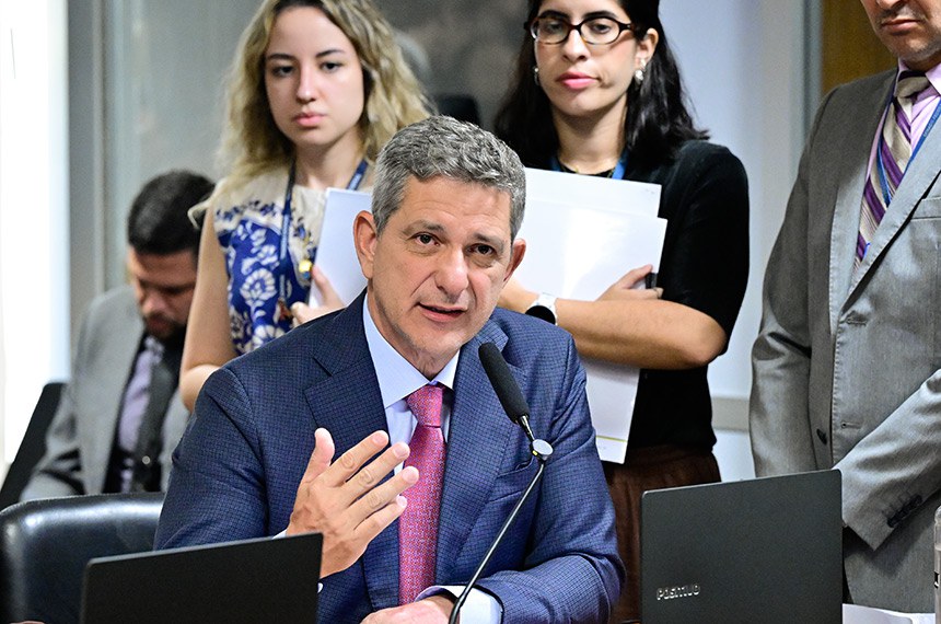 À bancada, em pronunciamento,  senador Rogério Carvalho (PT-SE).