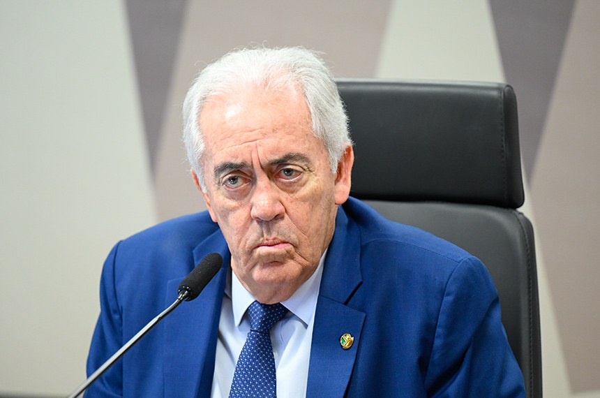 À mesa, presidente da CCJ, senador Otto Alencar (PSD-BA), conduz reunião.