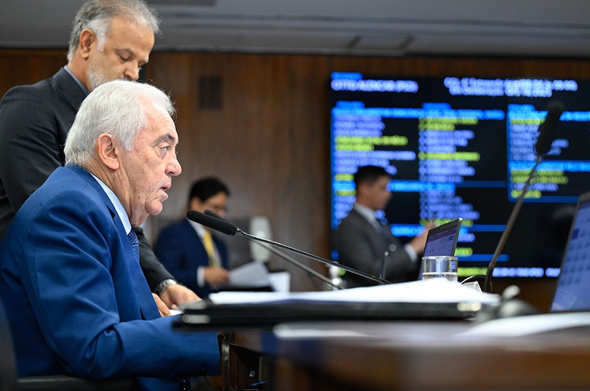 À mesa, presidente da CCJ, senador Otto Alencar (PSD-BA), conduz reunião.