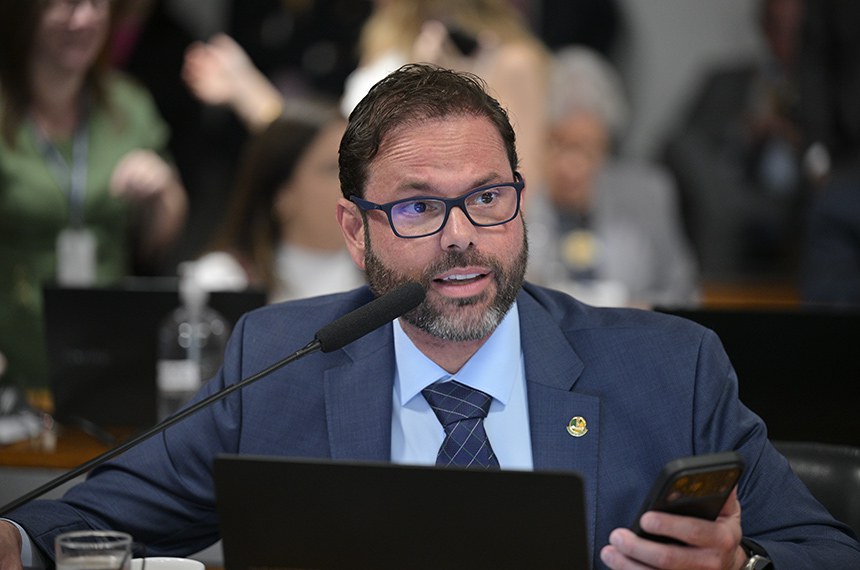 Em pronunciamento, à bancada, senador Jorge Seif (PL-SC).