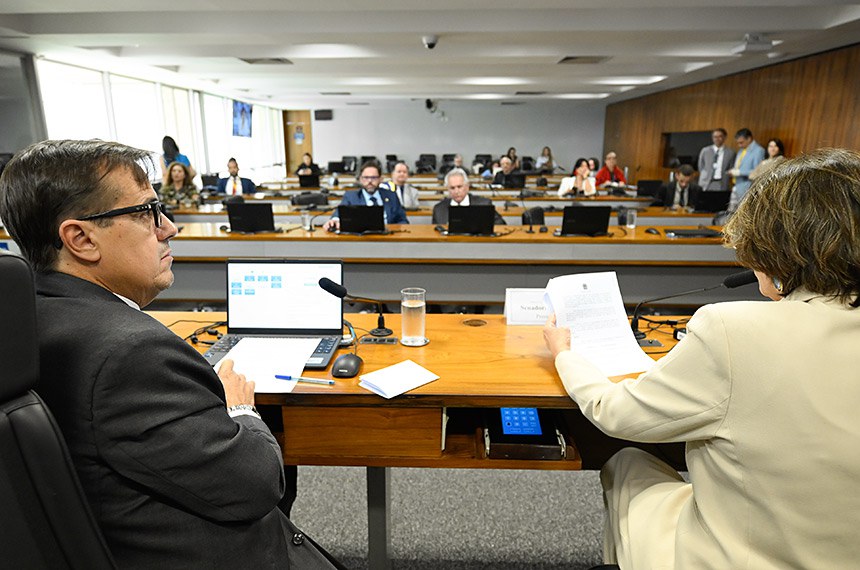 Mesa: 
presidente da CDH, senadora Damares Alves (Republicanos-DF) em pronunciamento;
senador Bruno Bonetti (PL-RJ).