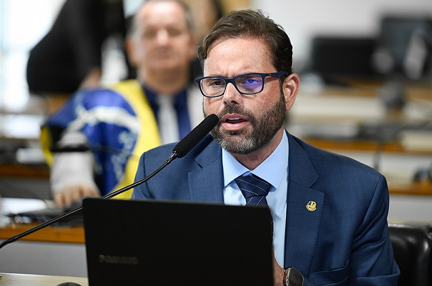 Senador Jorge Seif (PL-SC) em pronunciamento à bancada.