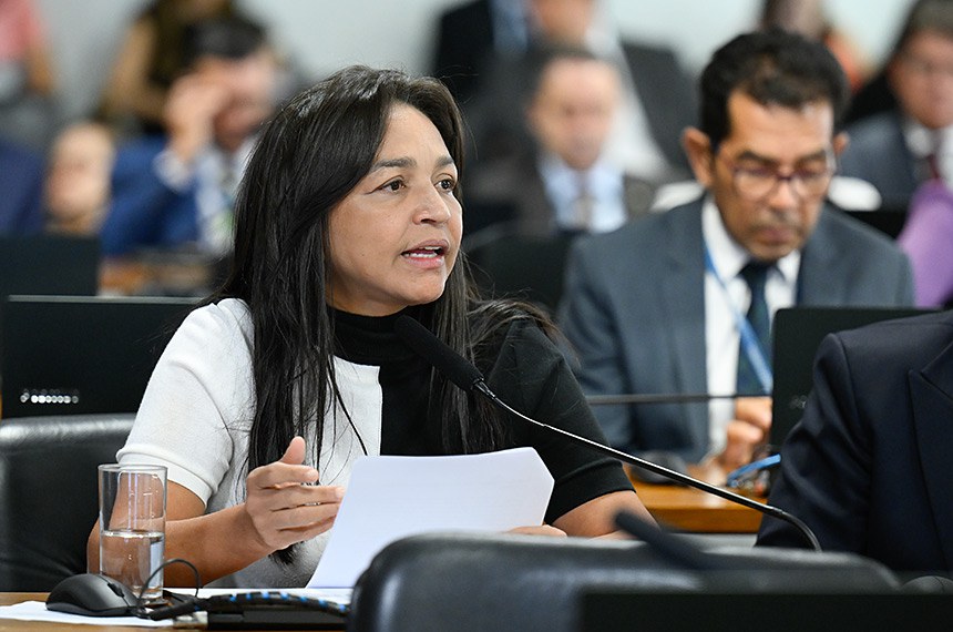 Em pronunciamento, à bancada, relatora da PEC 3/2024, senadora Eliziane Gama (PSD-MA).
