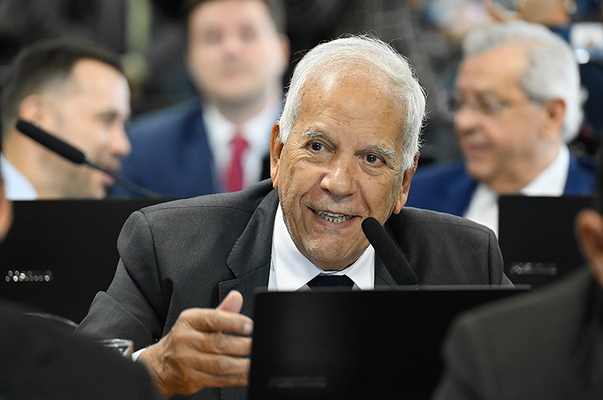 Em pronunciamento, à bancada, senador Oriovisto Guimarães (PSDB-PR).
