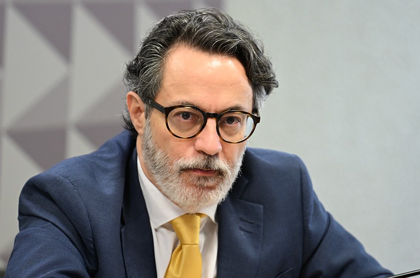 À mesa, indicado para exercer o cargo de embaixador do Brasil na República da Coreia, Fernando Meirelles de Azevedo Pimentel (MSF 64/2025).