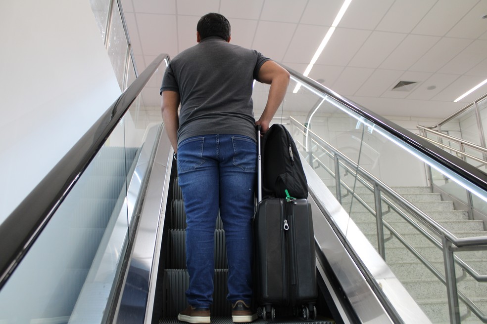 Passageiro com mala em aeroporto — Foto: Lucas Marreiros/g1 pi