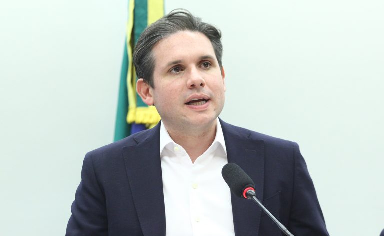 Motta discursa em evento