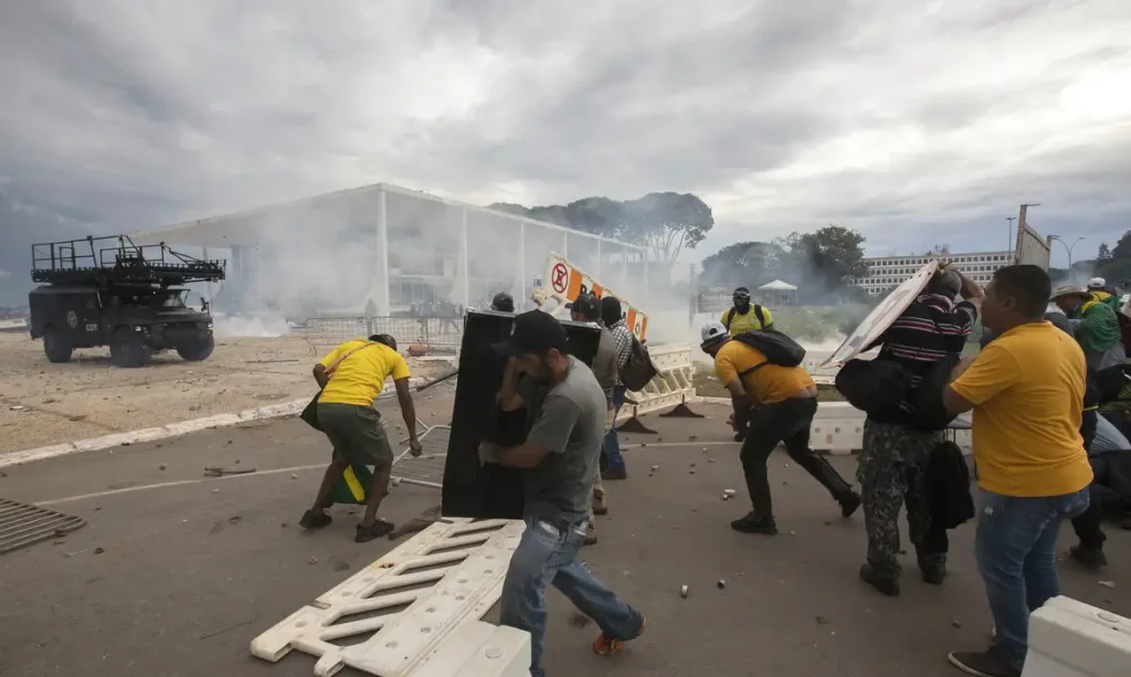 Brasilia (DF) 08/01/2023 - Golpistas invadem prédios públicos na praça dos Três Poderes. Na foto, vândalos com grades  que protegiam o acesso ao STF.