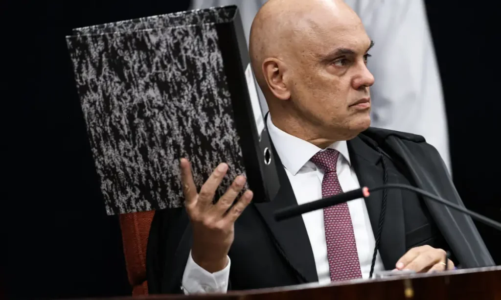 Brasília (DF), 11/09/2025 - O ministro Alexandre de Moraes durante sessão na Primeira Turma do Supremo Tribunal Federal (STF), que realiza o quinto dia de julgamento dos réus do Núcleo 1 da trama golpista, formado pelo ex-presidente Jair Bolsonaro e mais sete aliados. Foto: Marcelo Camargo/Agência Brasil