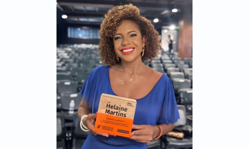 Rio de Janeiro (RJ), 09/04/2026 - A apresentadora da TV Brasil e editora-chefe do Repórter Brasil Tarde, Luciana Barreto, foi homenageada durante a cerimônia do 4º Prêmio MOL de Jornalismo para a Solidariedade. A jornalista recebeu o Troféu Helaine Martins, reconhecimento que destaca sua trajetória comprometida com as questões sociais, raciais e de direitos humanos, além de sua contribuição para ampliar vozes e perspectivas no debate público. Foto: TV Brasil