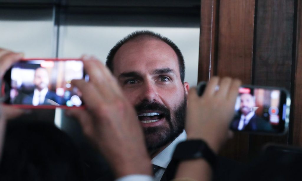 Brasília (DF) 19/11/2024 Deputado Eduardo Bolsonaro durante entrevista a imprensa.  Foto Lula Marques/ Agência Brasil