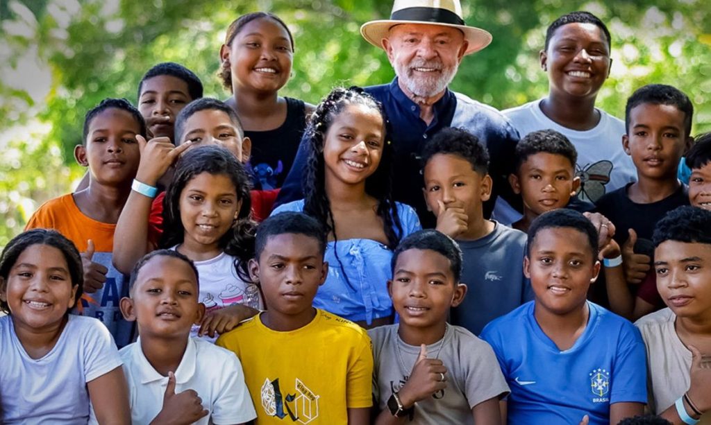 Brasília (DF), 05/04/2026 - FOTO DE ARQUIVO - Presidente da República, Luiz Inácio Lula da Silva, acompanhado de crianças. Foto: Ricardo Stuckert/PR