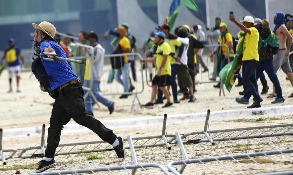 Manifestantes invadem Congresso, STF e Palácio do Planalto.