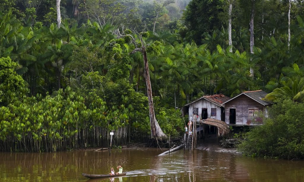 Moradores de comunidades ribeirinhas do arquipélago de Marajó se aproximam do Navio Auxiliar Pará.