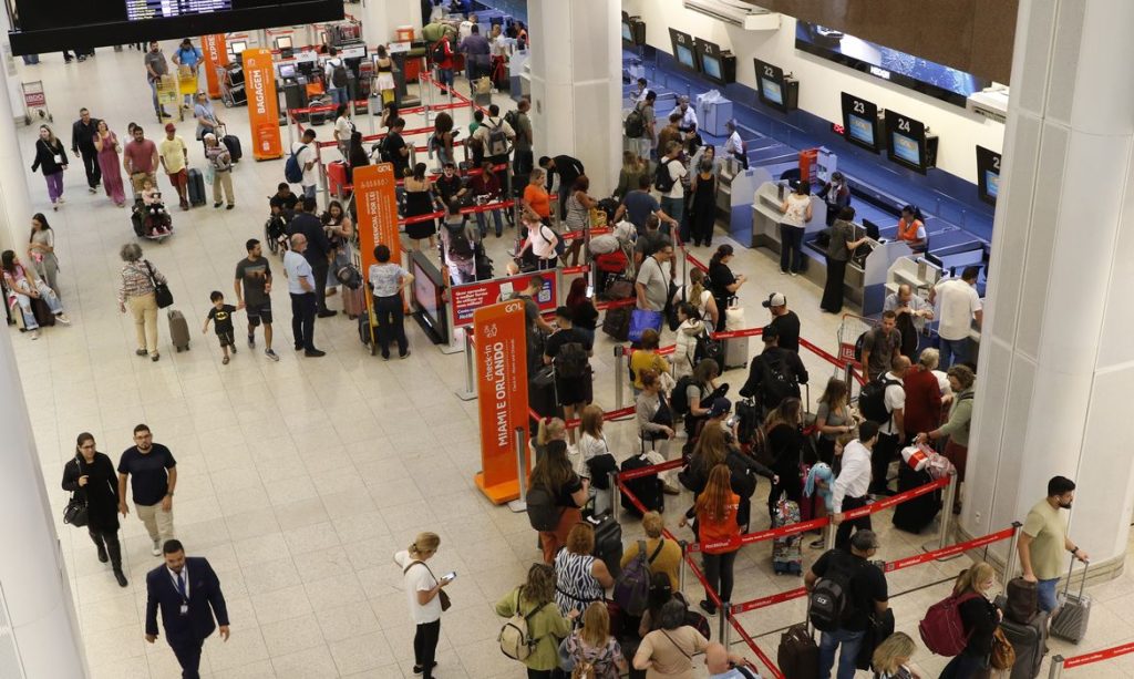 Movimento intenso de passageiros nos balcões de embarque do Aeroporto Santos Dumont, reflexo do acidente com avião de pequeno porte em Congonhas.