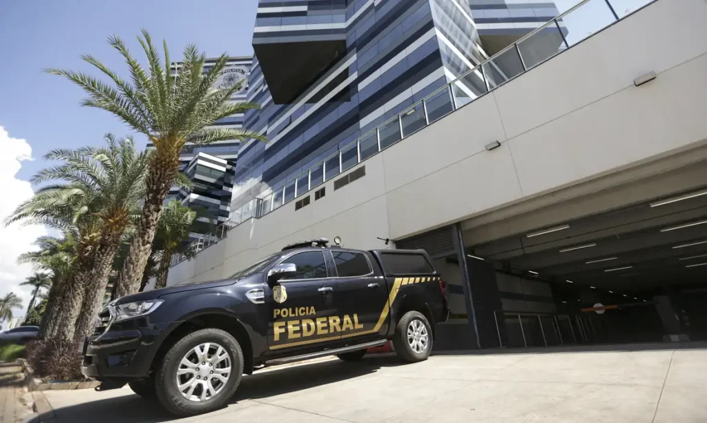 Brasília (DF), 31/08/2023 - Movimentação no prédio sede da Polícia Federal, que ouve Bolsonaro e mais sete envolvidos no caso da venda de joias. Foto: Marcelo Camargo/Agência Brasil