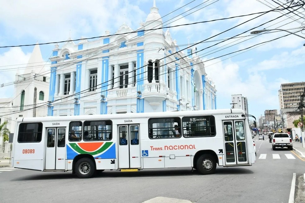 Ônibus passa em frente à sede da Prefeitura de Natal — Foto: Demis Roussos/STTU