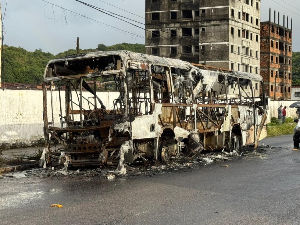 Ônibus incendiado por criminosos no bairro Planalto em Natal — Foto: Sérgio Henrique Santos/Inter TV Cabugi